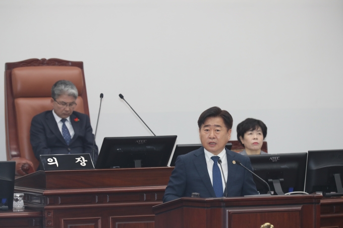 ▲지난 4월 9일 제주특별자치도의회 제437회 임시회 도정질문에서 오영훈 제주지사가 답변하고 있다. / 사진제공=제주특별자치도의회 