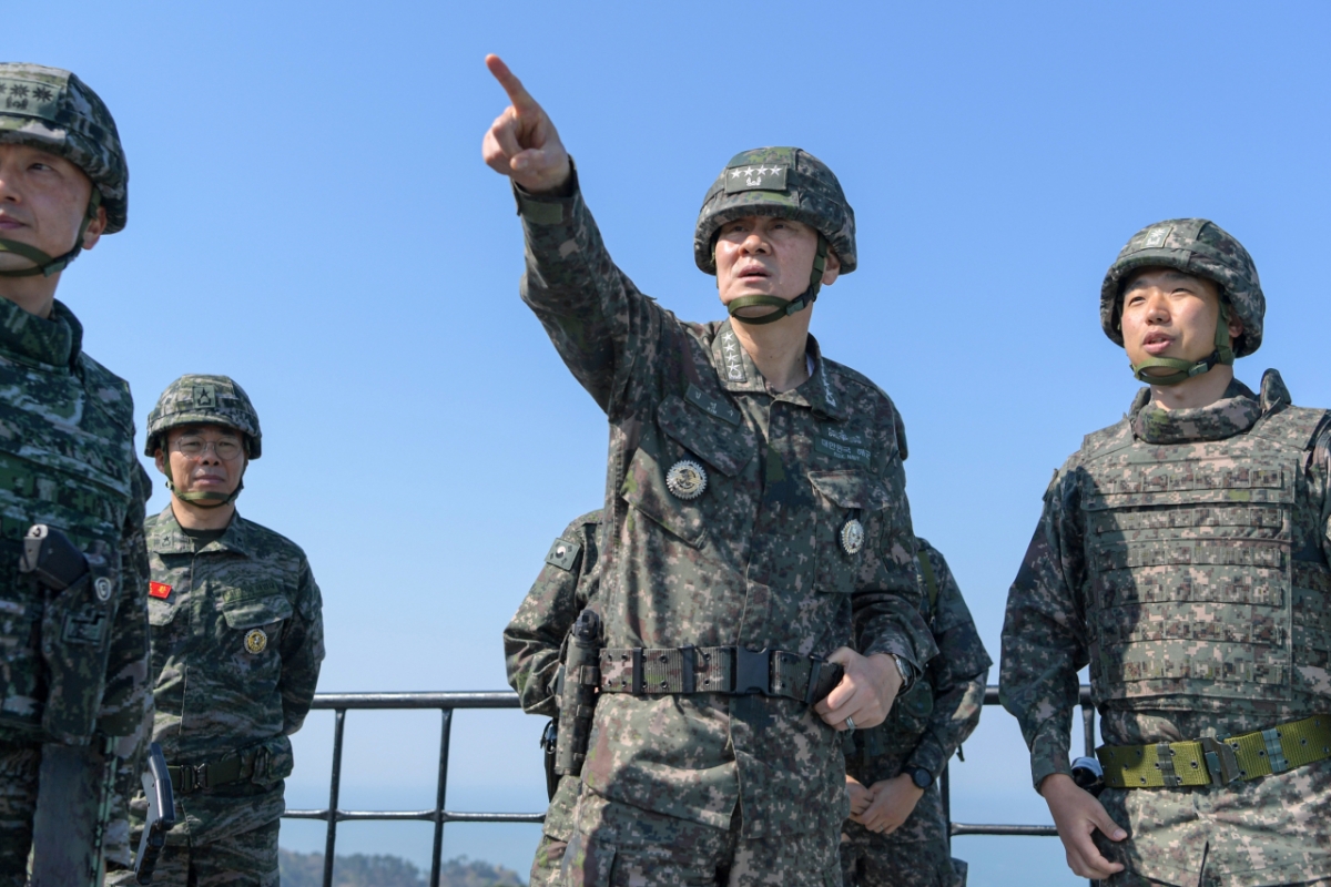 김명수 합동참모본부 의장이 29일 서북도서의 한 진지에서에서 작전현황을 보고받고 있다. / 사진=합동참모본부