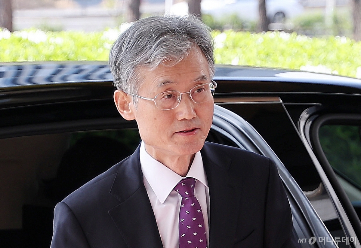 (서울=뉴스1) 김성진 기자 = 조희대 대법원장이 24일 오전 서울 서초구 대법원으로 출근하고 있다. 대법원 전원합의체(전합)는 이날 이재명 더불어민주당 대선 경선 후보의 공직선거법 위반 사건 심리를 위해 두 번째 회의를 연다. 지난 22일 첫 합의기일 이후 이틀만이다.2025.4.24/뉴스1 Copyright © 뉴스1. All rights reserved. 무단 전재 및 재배포, AI학습 이용 금지. /사진=(서울=뉴스1) 김성진 기자