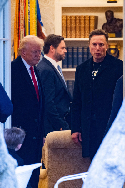 도널드 트럼프 미국 대통령이 14일(현지시간) 플로리다주 마러라고 리조트에서 주말을 보내기 위해 JD 밴스 부통령, 일론 머스크 정부 효율부 수장과 워싱턴 백악관을 출발할 준비를 하고 있다. 2025.03.16  /AFPBBNews=뉴스1