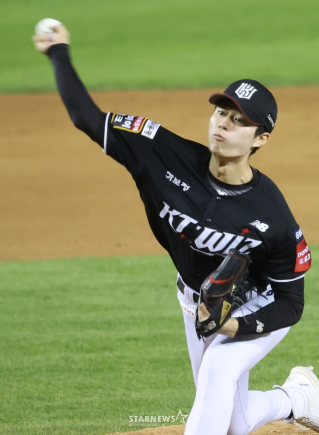 2025 신한 SOL Bank KBO리그 두산 베어스 대 KT 위즈 경기가 29일 잠실야구장에서 열렸다.  KT 원상현이 역투하고 있다. /사진=김진경 대기자