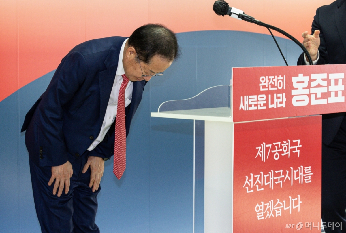 국민의힘 3차 경선에 진출하지 못한 홍준표 전 대구시장이 29일 오후 서울 여의도 자신의 캠프 사무실에서 소회를 밝히기 전 인사하고 있다. 2025.4.29/사진=뉴스1 /사진=(서울=뉴스1) 이재명 기자