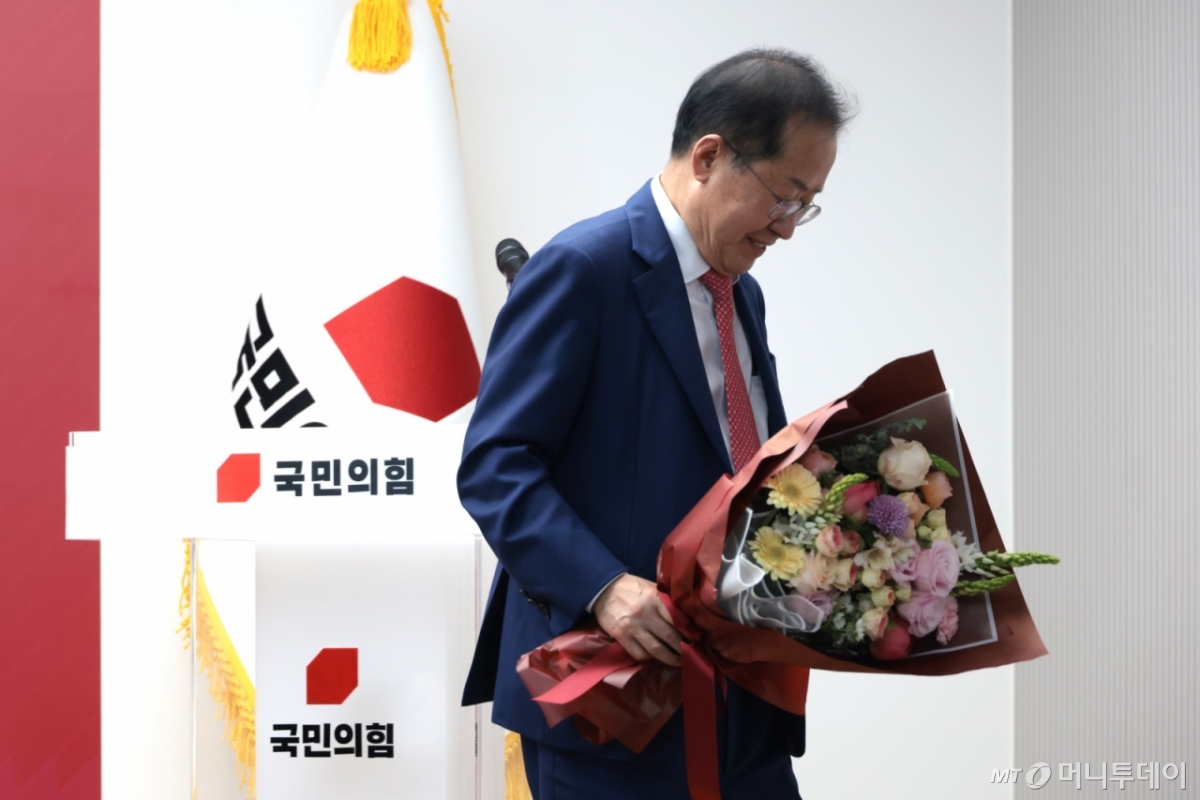 홍준표 국민의힘 대선 경선 후보가 29일 오후 서울 여의도 중앙당사에서 열린 제21대 대통령후보자 선출을 위한 3차 경선 진출자 발표에서 결과 발표 후 기념촬영을 마치고 무대를 내려가고 있다. 2025.4.29/사진=뉴스1 /사진=(서울=뉴스1) 국회사진취재단