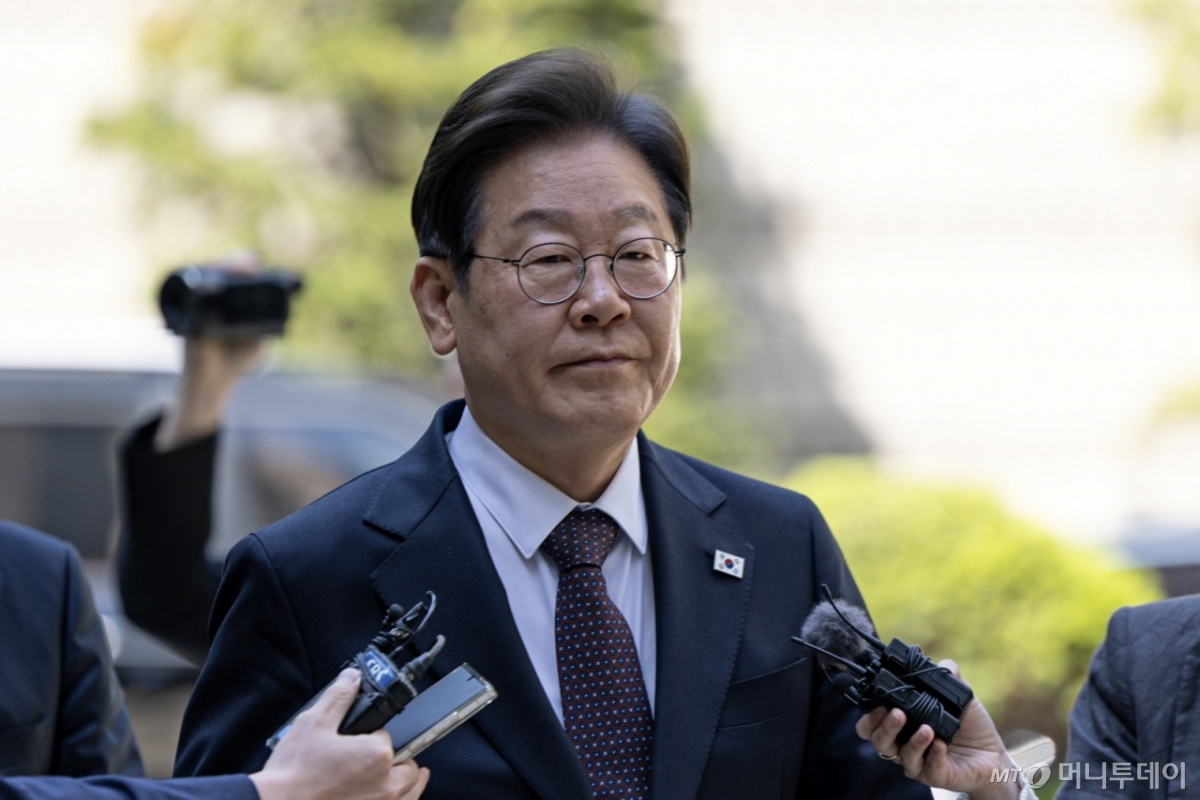 (서울=뉴스1) 이승배 기자 = 이재명 더불어민주당 대선 후보가 29일 오전 서울 서초구 서울중앙지방법원에서 열린 '대장동 배임 및 성남FC 뇌물' 1심 속행 공판에 출석하고 있다. 2025.4.29/뉴스1 Copyright © 뉴스1. All rights reserved. 무단 전재 및 재배포, AI학습 이용 금지. /사진=(서울=뉴스1) 이승배 기자