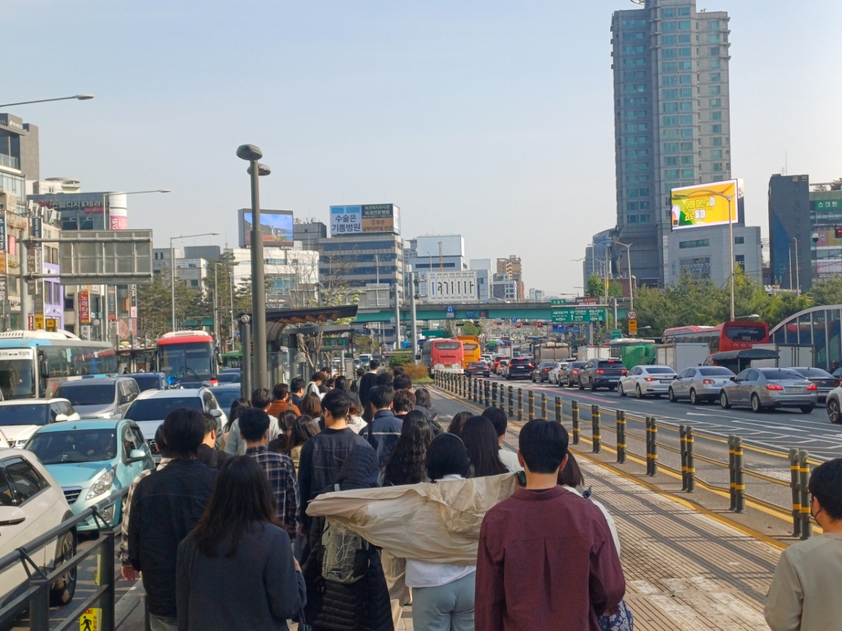 서울 관악구 사당역 버스정류장의 30일 오전 출근길 모습. 출근길 버스를 기다리는 시민들이 길게 늘어서 있다. /사진=오석진 기자.