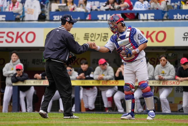 2024 한국시리즈 4차전 시구를 마치고 강민호와 악수를 하고 있는 구본길(왼쪽). /사진=삼성 라이온즈 제공