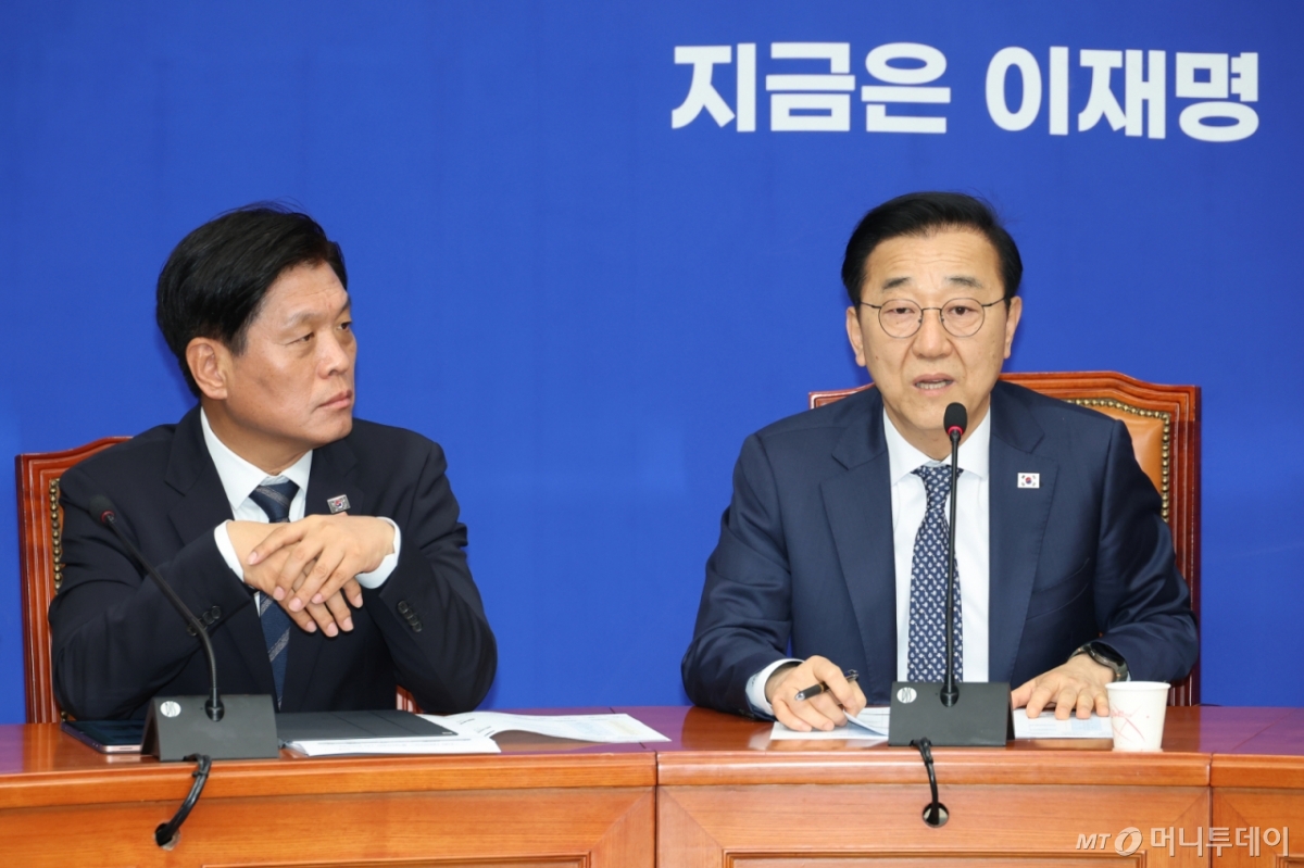 (서울=뉴스1) 이광호 기자 = 김윤덕 더불어민주당 사무총장이 30일 오전 서울 여의도 국회에서 중앙선거대책위원회 구성 발표를 하고 있다. 총괄선대위원장은 윤여준 전 환경부 장관과 박찬대 당 대표 직무대행 원내대표, 노무현 정부 첫 법무부 장관인 강금실 전 장관, 정은경 전 질병관리청장, 김부겸 전 국무총리, 김동명 한국노총 위원장, 김경수 전 경남도지사 등 7명이 맡는다. 윤 전 장관과 박 직무대행은 상임 총괄선대위원장직을 수행한다. 2025.4.30/뉴스1 Copyright © 뉴스1. All rights reserved. 무단 전재 및 재배포, AI학습 이용 금지. /사진=(서울=뉴스1) 이광호 기자