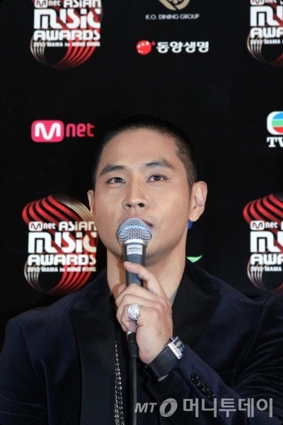 병역 기피 논란으로 입국을 거부당한 가수 유승준(미국명 스티븐 승준 유)이 30일 자신의 SNS(소셜미디어)를 통해 미국 밤무대에서 공연한다는 소문은 전부 거짓이라고 반박했다./ 사진=머니투데이 DB