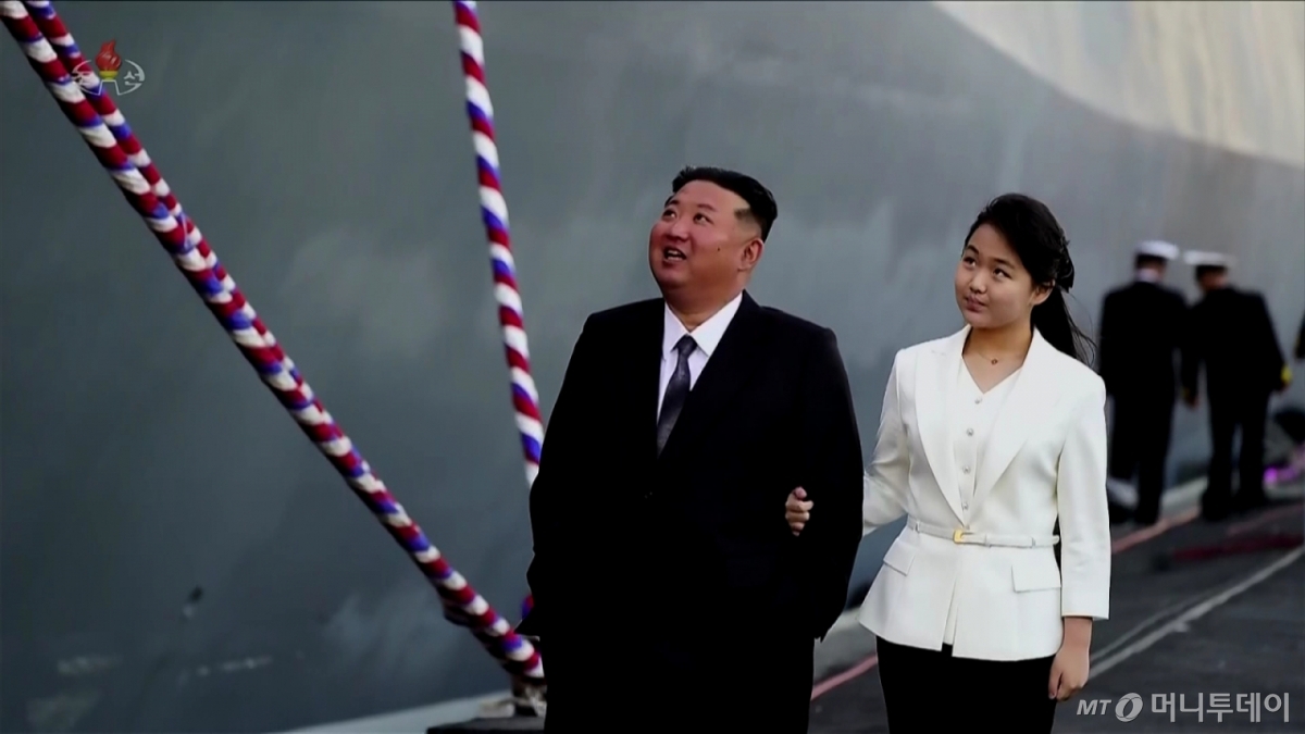북한의 5000t(톤)급 신형다목적구축함 '최현호' 진수식이 지난 25일 북한 김정은 국무위원장과 딸 주애가 참석한 가운데 남포조선소에서 진행됐다고 조선중앙TV가 26일 보도했다. / 사진=뉴시스