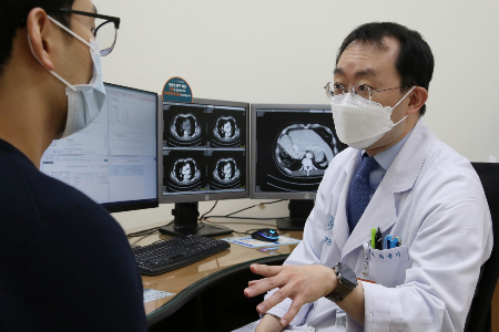 최종기 서울아산병원 소화기내과 교수가 만성 간질환 환자를 진료하고 있다./사진=서울아산병원