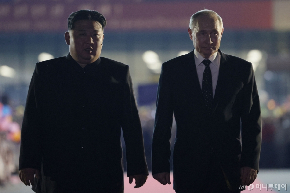 블라디미르 푸틴 러시아 대통령이 지난해 6월19일 베트남으로 출발을 하기 전에 평양 순안 공항에서 열린 작별식에 김정은 북한 국무위원장과 참석을 하고 있다. / AFP=뉴스1