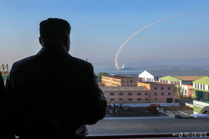 북한 노동신문은 30일 미사일총국과 국방과학원, 탐지전자전총국이 구축함 '최현'호에 탑재된 무장 체계들의 성능 및 전투 적용성 시험에 착수했다고 보도했다. 이들은 순항미사일 시험발사 등 구축함의 첫 무기체계 시험을 지난 28일~29일에 진행했다고 전했다. / 사진=뉴스1