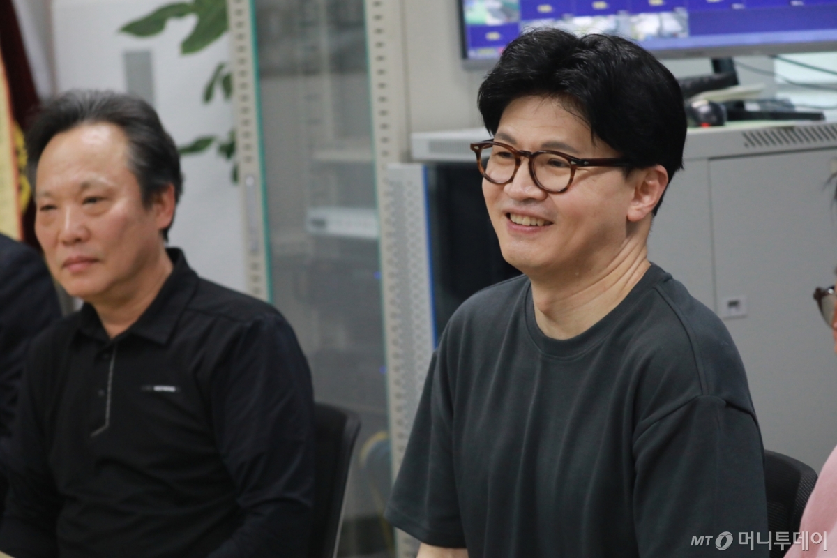 (청주=뉴스1) 김용빈 기자 = 한동훈 국민의힘 대선 경선 후보가 28일 오후 충북 청주시 육거리종합시장 상인회 관계자들과 대화를 나누고 있다. 2025.4.28/뉴스1 Copyright © 뉴스1. All rights reserved. 무단 전재 및 재배포, AI학습 이용 금지. /사진=(청주=뉴스1) 김용빈 기자