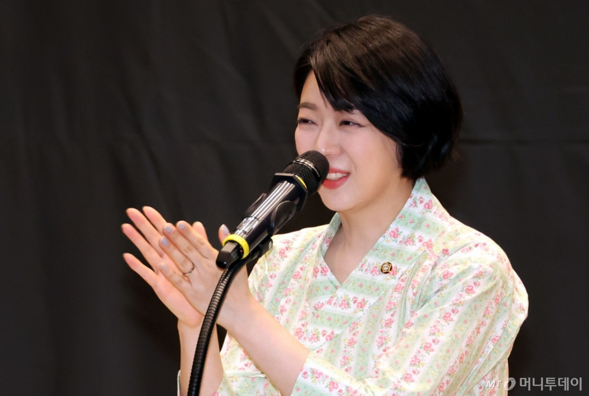 [서울=뉴시스] 조성봉 기자= 배현진 국민의힘 의원이 28일 오후 서울 여의도 국회 의원회관 대강당에서 열린 '대한민국 무용의 새로운 도약, 무용진흥법 제정 공청회'에서 개회사를 하고 있다. 2025.04.28. suncho21@newsis.com /사진=조성봉