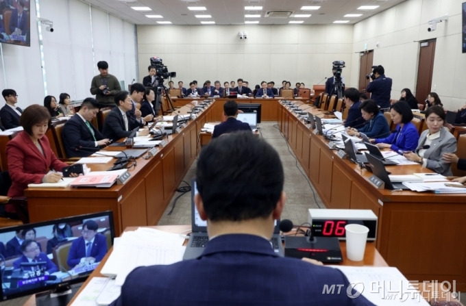 30일 서울 여의도 국회에서 열린 보건복지위원회의 제2차 연금개혁특별위원회 전체회의에서 윤영석 위원장이 회의를 주재하고 있다./사진=뉴시스