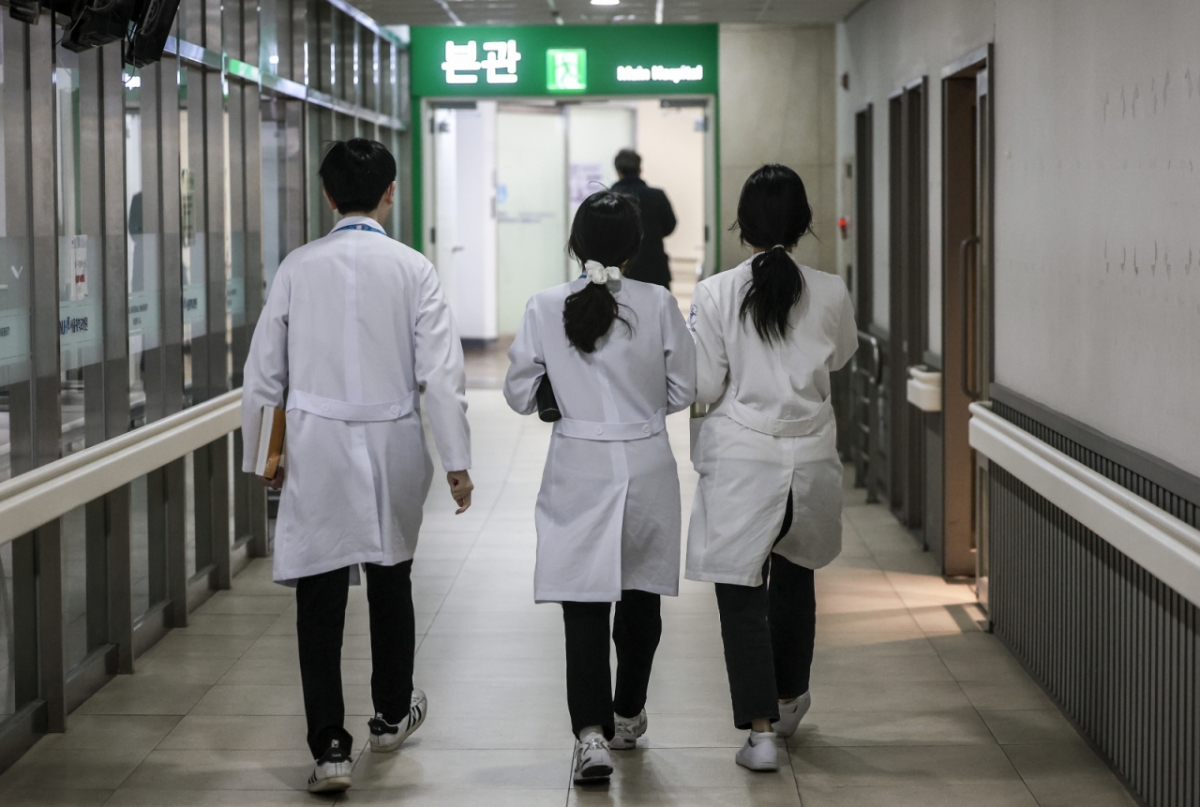 의정갈등이 1년째 지속되고 있는 지난 2월21일 서울시내 한 대학병원에서 의료진들이 이동하고 있다. /사진=뉴시스