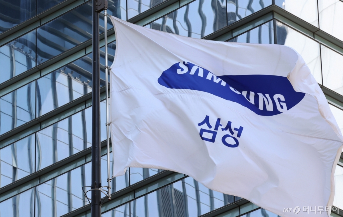 (서울=뉴스1) 장수영 기자 = 30일 서울 서초구 삼성전자 서초사옥에 삼성 깃발이 바람에 펄럭이고 있다. 삼성전자는 이날 올해 1분기 연결 기준 매출액은 79조 1405억 원, 영업이익은 6조6853억 원을 기록했다고 공시했다. 매출액은 전년 동기 대비 10.05% 증가하며 사상 최대 분기 매출을 기록했다. 2025.4.30/뉴스1 Copyright © 뉴스1. All rights reserved. 무단 전재 및 재배포, AI학습 이용 금지. /사진=(서울=뉴스1) 장수영 기자