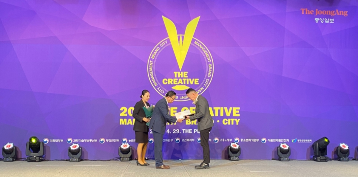 라웅재 아콘텍 대표(사진 오른쪽)가 '대한민국 창조경영 2025'에서 환경부 장관상을 수상 중이다/사진제공=아콘텍