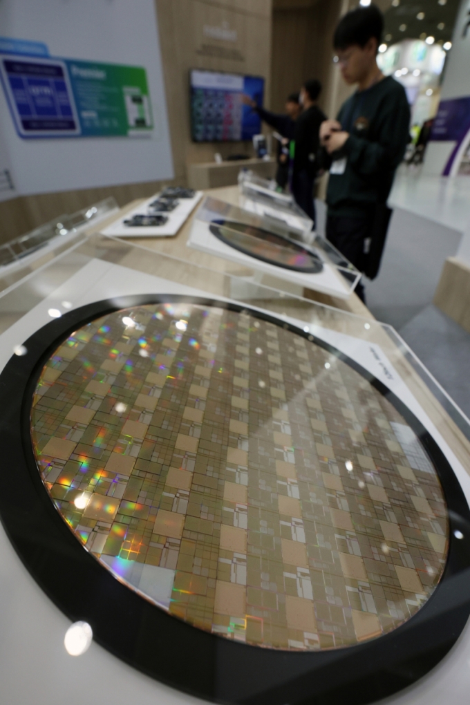 23일 서울 강남구 코엑스에서 열린 ‘제26회 반도체대전(SEDEX)’에 반도체 웨이퍼가 진열돼 있다. 이번 전시는 'AI 반도체와 최첨단 패키지 기술의 융합'이라는 주제로 이날 부터 오는 25일까지 진행된다. 사진은 기사와 연관 없음. /사진=뉴스1.