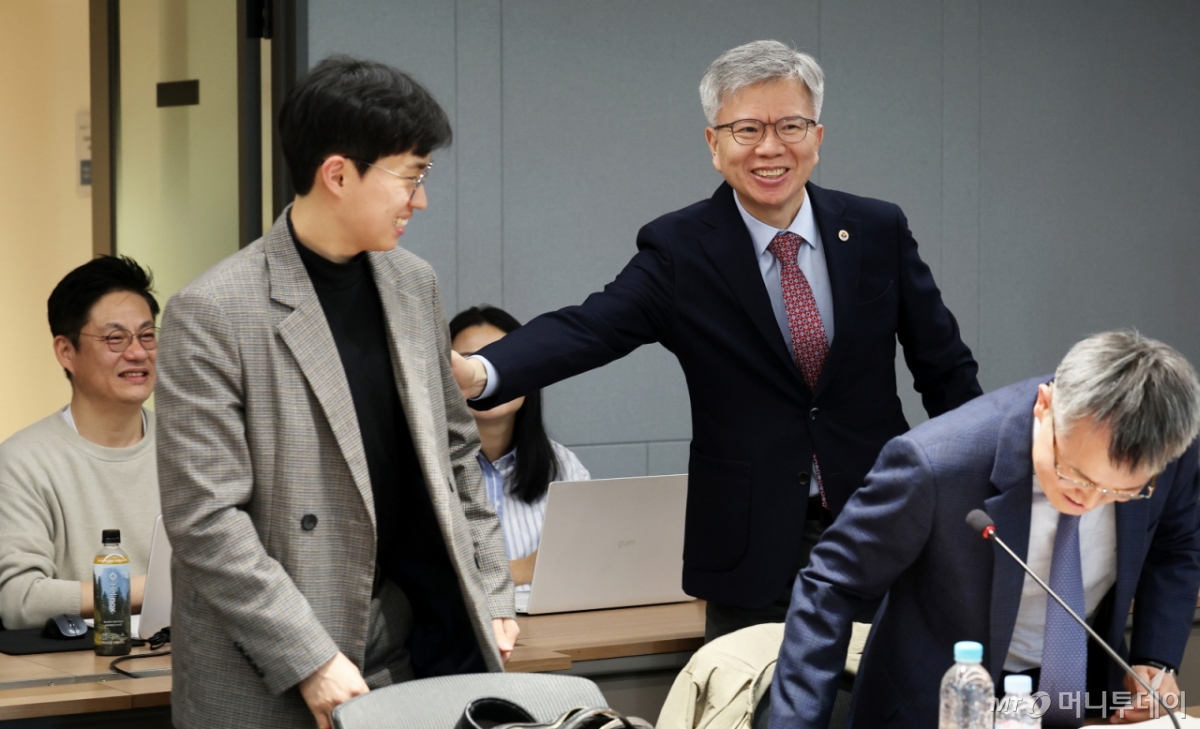 (서울=뉴스1) 오대일 기자 = 김택우 대한의사협회 회장이 24일 오후 서울 용산구 대한의사협회 대회의실에서 열린 의료정책연구원 주최 '의대 증원과 의학교육 문제' 포럼에서 패널로 참석한 서울대병원 사직 전공의 장재영 씨와 인사하고 있다. 이날 포럼은 의과대학 교육의 본질과 역할, 정원 확대가 현장 교육에 미칠 영향 등을 중심으로 구성됐다. 2025.3.24/뉴스1  Copyright © 뉴스1. All rights reserved. 무단 전재 및 재배포,  AI학습 이용 금지. /사진=(서울=뉴스1) 오대일 기자