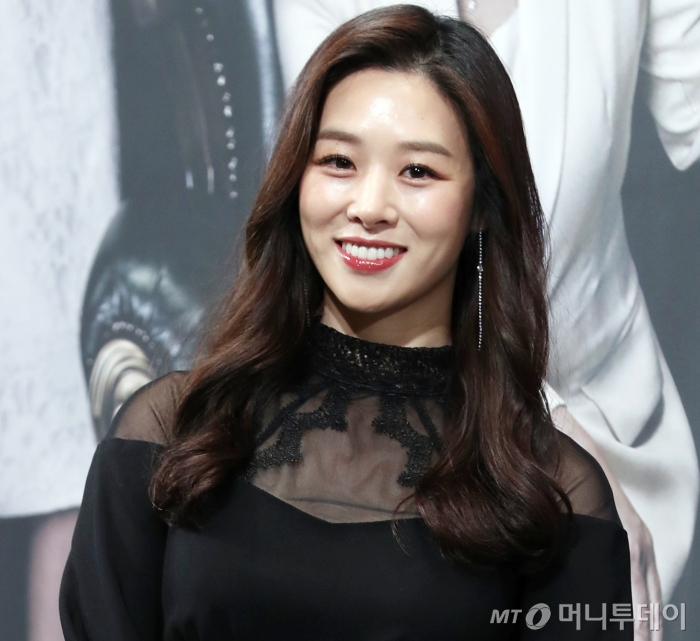  배우 장신영이 24일 오후 강남구 임피리얼팰리스서울에서 열린 TV CHOSUN 드라마 '바벨' 제작발표회에서 포즈를 취하고 있다.