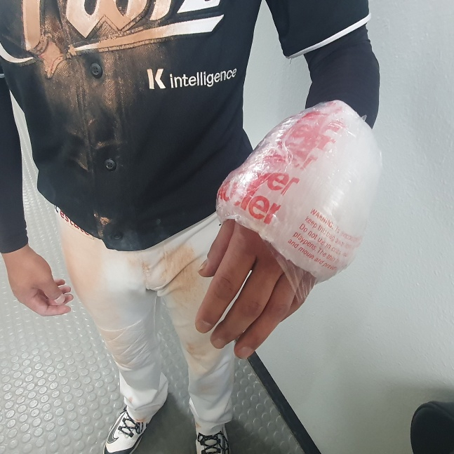 30일 잠실 두산전 승리를 이끈 KT 안치영의 왼손. /사진=김동윤 기자