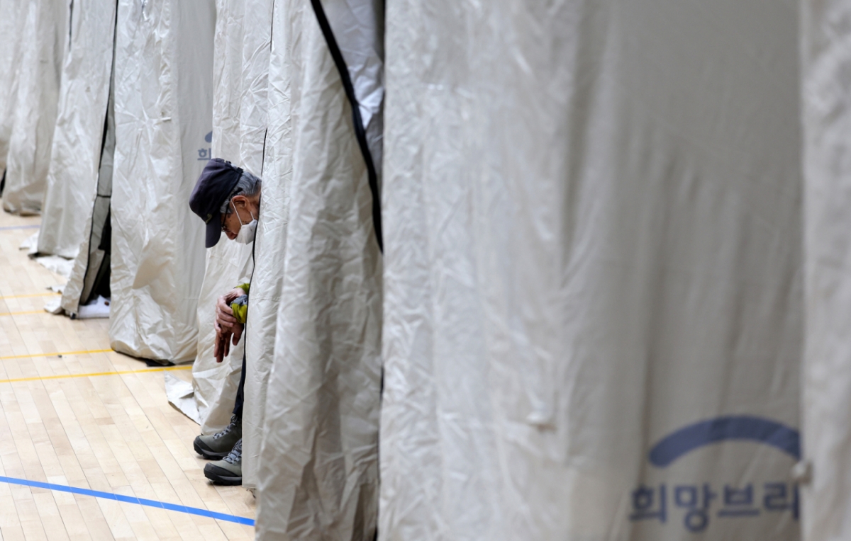 대구 북구 함지산 산불이 재발화한 30일 오후 대구 북구 동변중학교에 설치된 대피소에서 한 어르신이 휴식을 취하고 있다/사진=뉴시스
