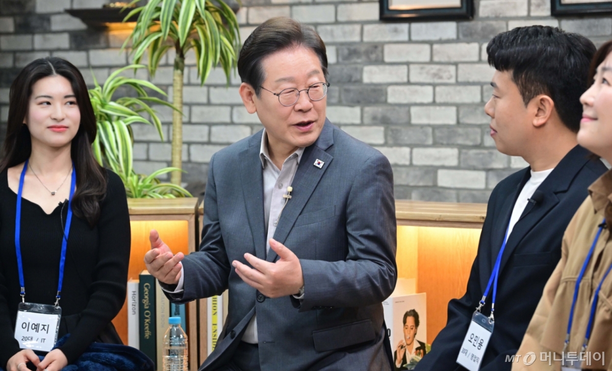(서울=뉴스1) 국회사진취재단 = 이재명 더불어민주당 대통령 후보가 30일 저녁 서울 구로구 한 스튜디오에서 열린 슬기로운 퇴근생활 직장인 간담회에 참석해 직장인들의 고충을 듣고 답변하고 있다. 2025.4.30/뉴스1 Copyright © 뉴스1. All rights reserved. 무단 전재 및 재배포, AI학습 이용 금지. /사진=(서울=뉴스1) 국회사진취재단