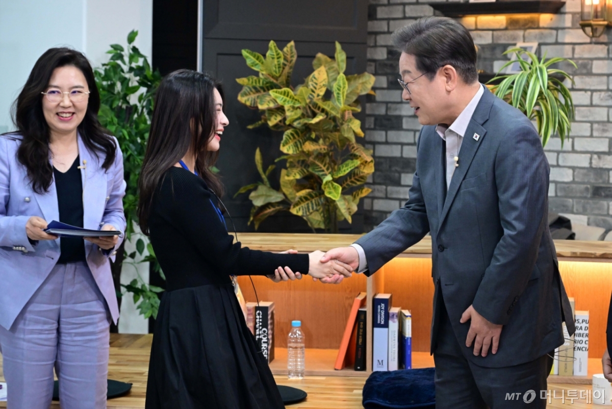 (서울=뉴스1) 국회사진취재단 = 이재명 더불어민주당 대통령 후보가 30일 저녁 서울 구로구 한 스튜디오에서 슬기로운 퇴근생활 직장인 간담회에 참석해 참석자들과 악수를 하고 있다. 2025.4.30/뉴스1 Copyright © 뉴스1. All rights reserved. 무단 전재 및 재배포, AI학습 이용 금지. /사진=(서울=뉴스1) 국회사진취재단