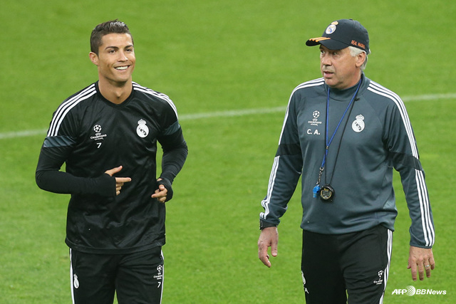 레알 마드리드 시절 크리스티아누 호날두(왼쪽)와 카를로 안첼로티 감독. /AFPBBNews=뉴스1
