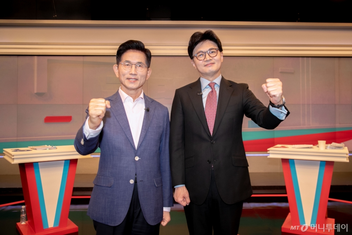 (서울=뉴스1) 국회사진취재단 = 국민의힘 김문수(왼쪽), 한동훈 대선 경선 후보가 30일 오후 서울 중구 TV조선에서 열린 제21대 대통령 후보자 결승 토론회에 앞서 기념촬영을 하고 있다. 2025.4.30/뉴스1 Copyright © 뉴스1. All rights reserved. 무단 전재 및 재배포, AI학습 이용 금지. /사진=(서울=뉴스1) 국회사진취재단