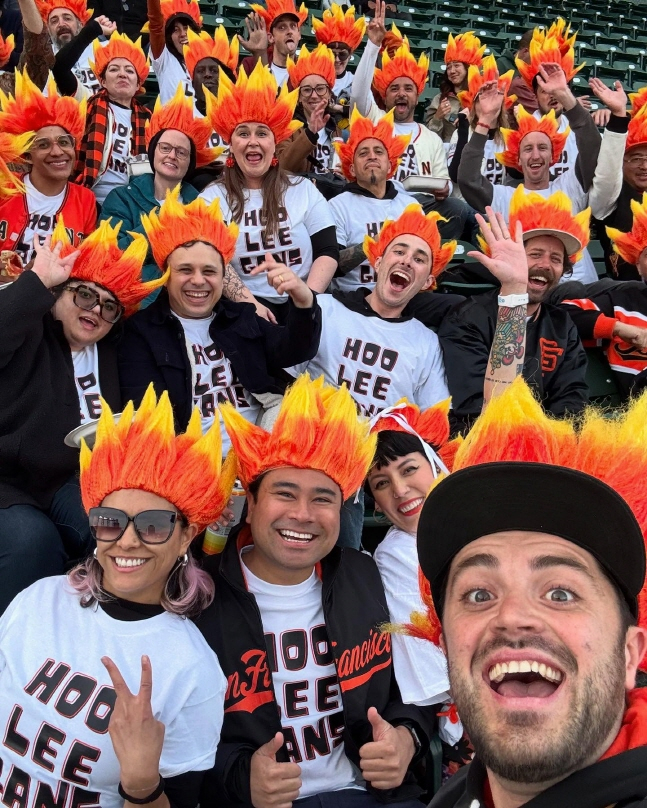 이정후의 이름이 새겨진 티셔츠와 가발을 함께 쓰고 이정후를 응원하고 있는 후리건스. /사진=후리건스 SNS 갈무리