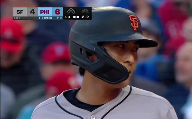 이정후가 지난달 18일 필라델피아전에서 9회초 필 쿠치 주심과 대화를 나누고 있다. /사진=중계화면 갈무리