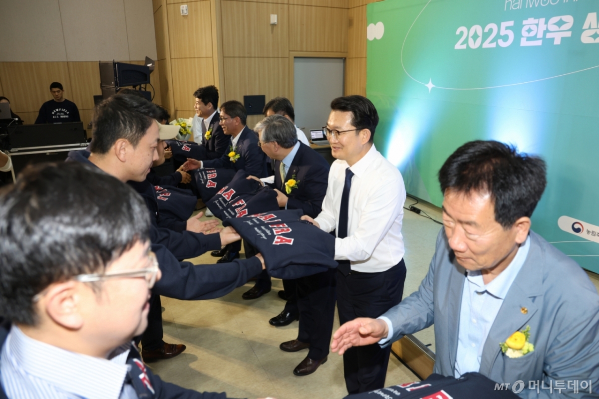지난 달 29일 전북 전주시 한국농수산대에서 열린 '한우 생산혁신 멘토단' 출범식에서 김종구 농식품부 식량정책실장 등 참석자들이 화이팅을 외치고 있다. /사진=농식품부