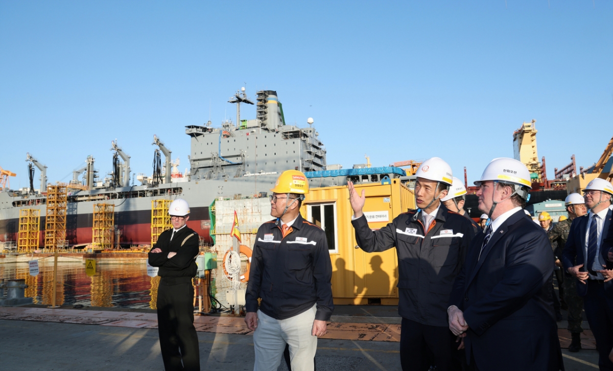 미국 해군성 존 펠런 장관(오른쪽 첫 번째)과 한화그룹 김동관 부회장(오른쪽 두 번째)이 한화오션 거제사업장에서 '유콘'함 정비 현장을 둘러보고 있다/사진제공=한화오션