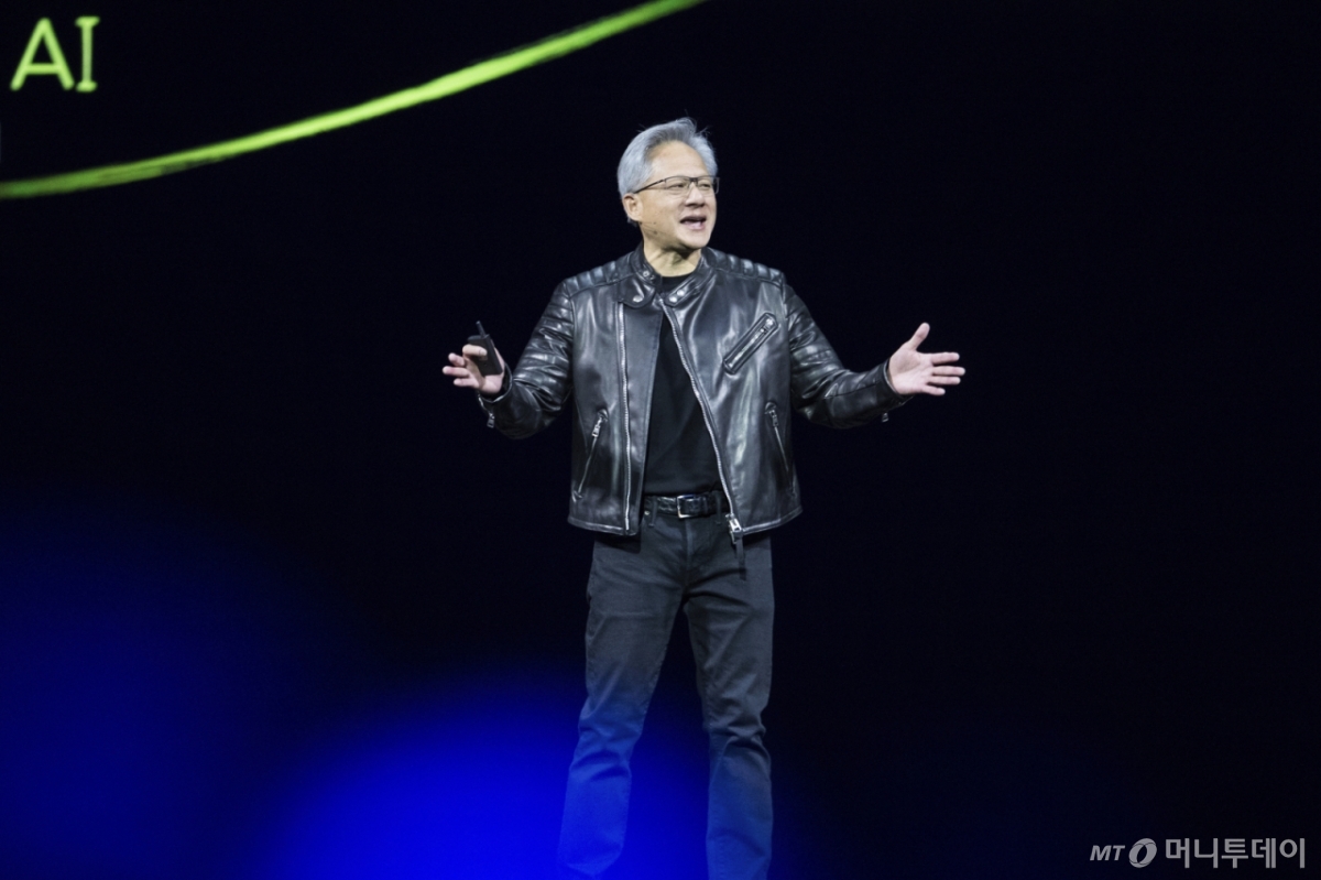 젠슨 황 엔비디아 최고경영자(CEO)가 18일(현지 시간) 미 캘리포니아주 새너제이 SAP 센터에서 열린 연례 개발자 회의 GTC 2025에서 기조연설하고 있다. 2025.03.19. /사진제공=뉴시스