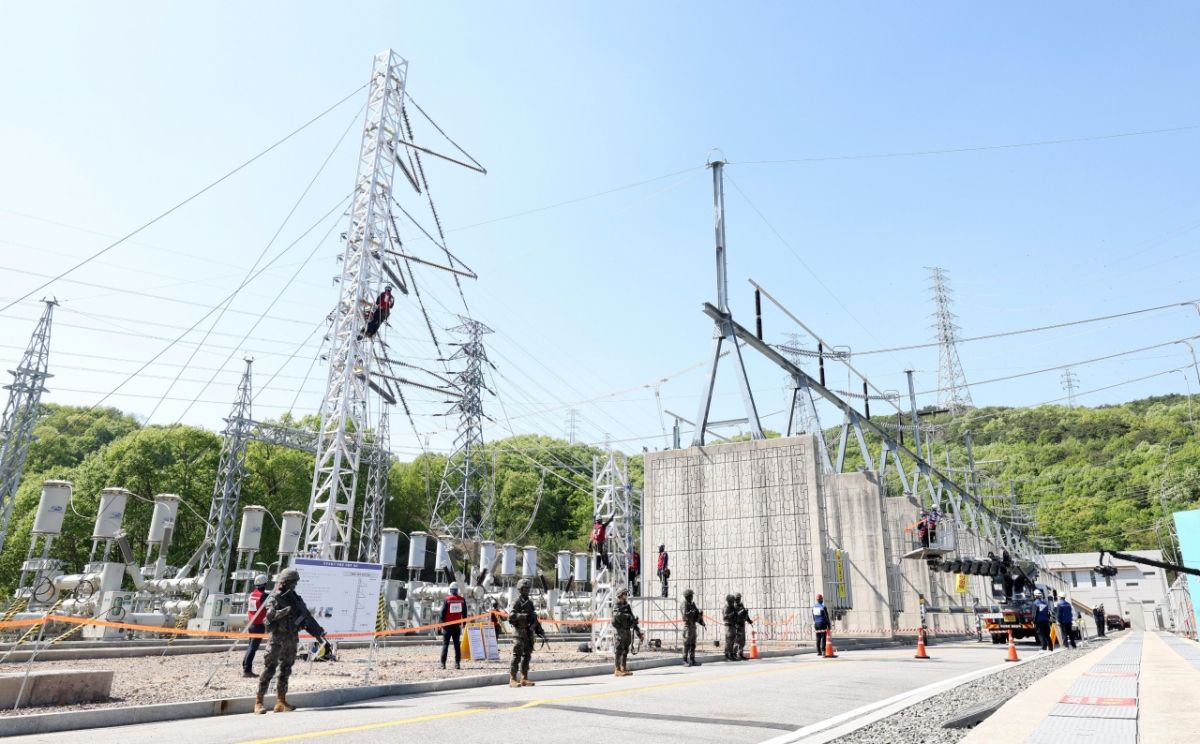 한국전력이 지난 30일 한전 충북본부에서 산업통상자원부, 충주시, 소방, 경찰, 의료기관 등 재난안전 관련기관과 합동으로 2025년도 재난대응 안전한국훈련 시범훈련을 하는 모습. 2025.04.30. /사진제공=한국전력