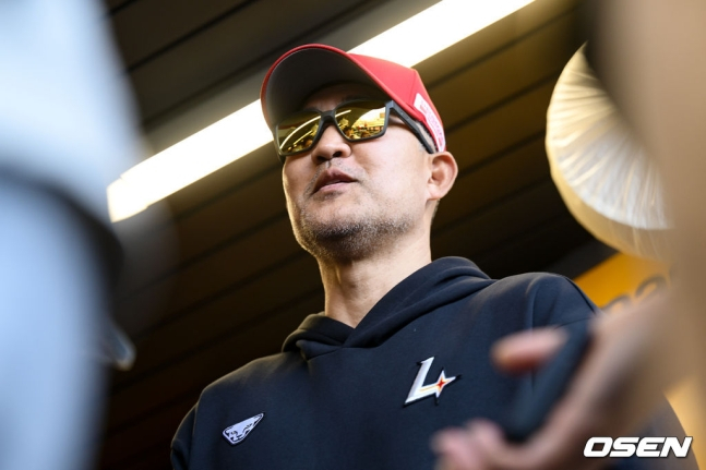 이숭용 SSG 감독이 30일 삼성전에서 취재진과 인터뷰를 하고 있다.