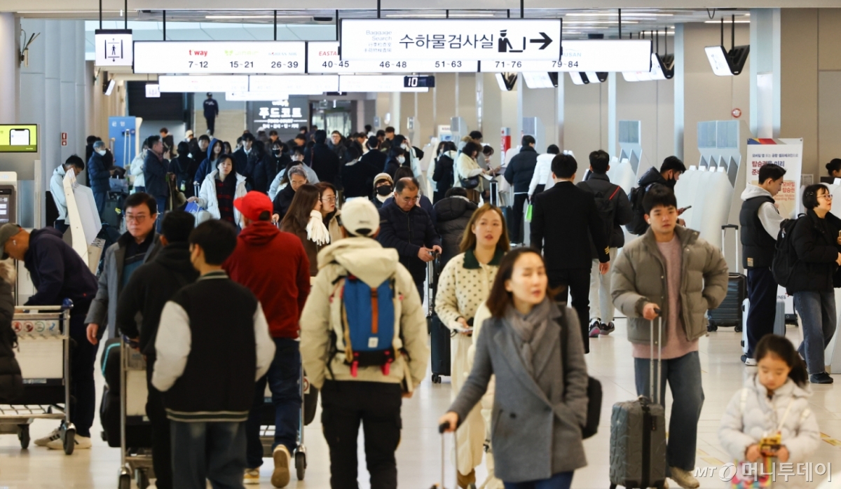 지난 2월 19일 서울 강서구 김포국제공항 국내선 청사가 봄방학 여행 성수기를 맞아 탑승객들로 붐비고 있다./사진= 뉴시스 /사진=황준선