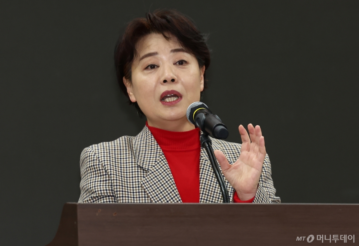 윤희숙 여의도연구원장이 18일 오전 서울 여의도 국회 의원회관에서 열린 '창립 30주년 여의도연구원 연속토론회, 국민 위에 군림하는 국가기관 정상인가?'에서 개회사를 하고 있다. 2025.2.18/뉴스1 Copyright © 뉴스1. All rights reserved. 무단 전재 및 재배포, AI학습 이용 금지.