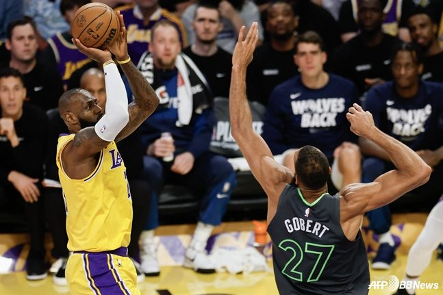 르브론 제임스(왼쪽)가 루디 고베어 앞에서 슈팅을 시도하고 있다. /AFPBBNews=뉴스1