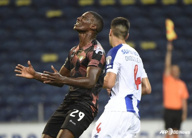 파비우(왼쪽)가 득점을 놓친 뒤 아쉬워하고 있다. /AFPBBNews=뉴스1