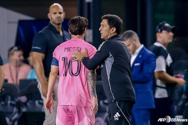 리오넬 메시(왼쪽)가 경기장을 빠져나가고 있다. /AFPBBNews=뉴스1