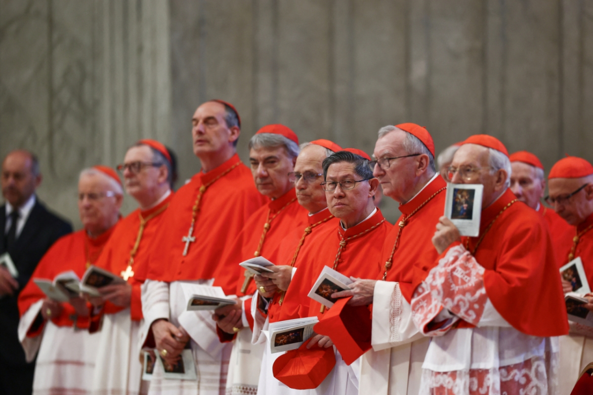 지난달 23일(현지 시간) 루이스 안토니오 타글레와 피에트로 파롤린 등 추기경들이 바티칸 성베드로 성당 내에 모여 있다. 이날 앞서 교황이 안치된 관이 대성당 내부로 옮겨졌다. /바티칸 로이터=뉴스1