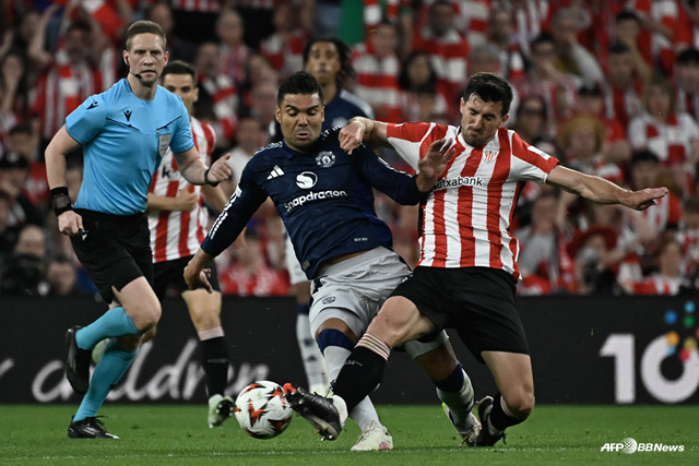 경기에 집중하는 카세미루(왼쪽). /AFPBBNews=뉴스1