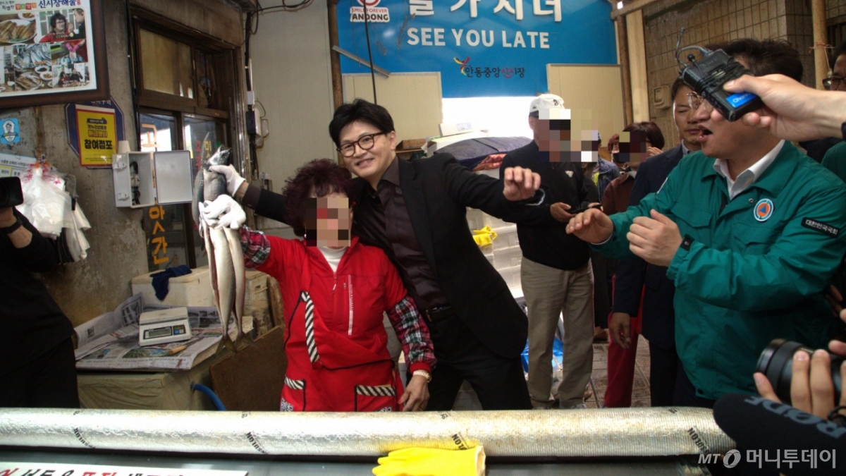 (안동=뉴스1) 신성훈 기자 = 한동훈 국민의힘 대선 경선 후보가 1일 오전 경북 안동 중앙 신시장을 방문해 시민을 만나고 있다. 2025.5.1/뉴스1  Copyright © 뉴스1. All rights reserved. 무단 전재 및 재배포,  AI학습 이용 금지. /사진=(안동=뉴스1) 신성훈 기자