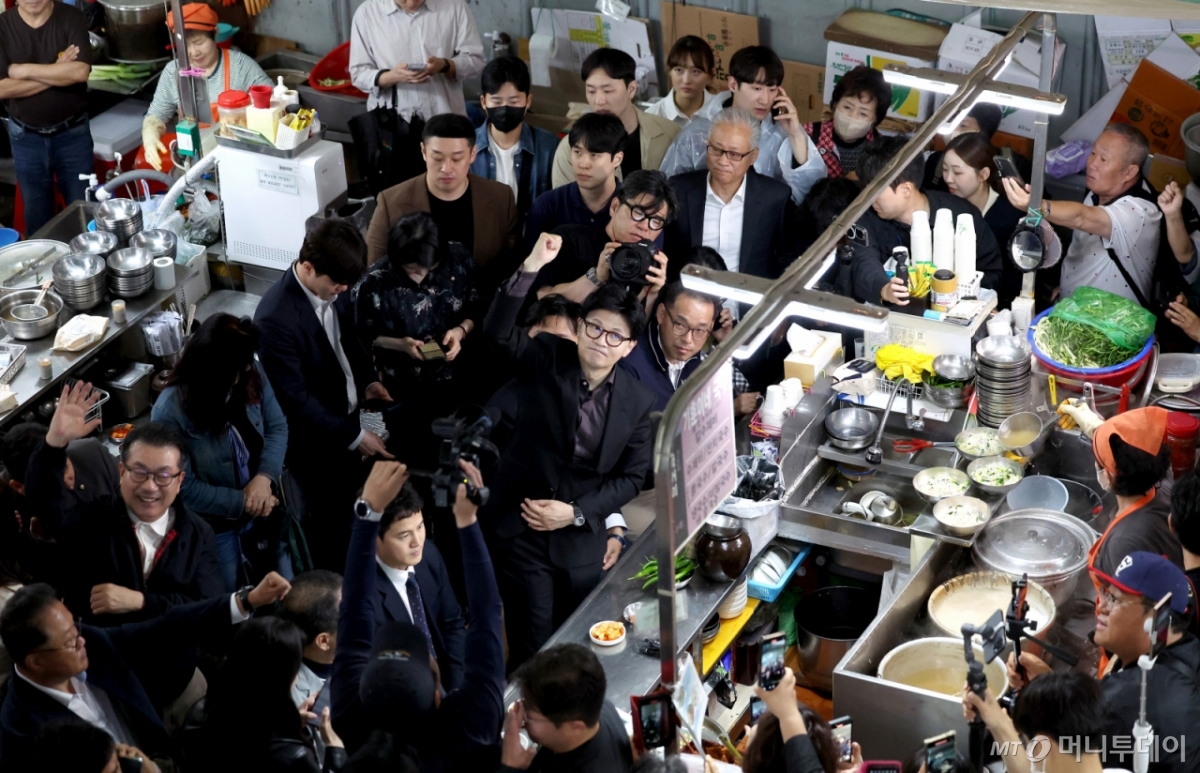 [대구=뉴시스] 이무열 기자 = 한동훈 제21대 대통령 선거 국민의힘 경선 후보가 1일 대구 중구 서문시장을 찾아 지지자들에게 인사하고 있다. 2025.05.01. lmy@newsis.com /사진=이무열