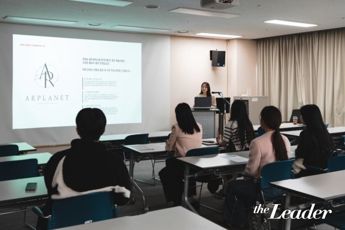 ▲2024년 11월 7일 광주 북구 광주디자인진흥원 대세미나실에서 열린 ‘아르플래닛 2024년 성과보고 및 2025년 사업계획 공유 설명회’에서 최혜지 대표가 설명하고 있다./사진제공=아르플래닛