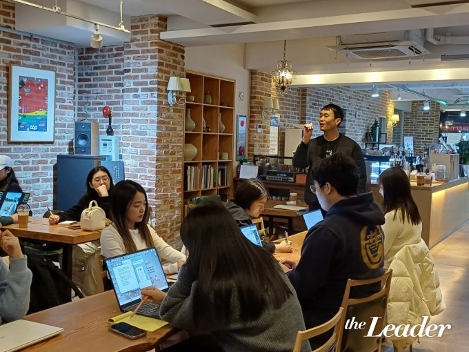 ▲청년문화기획자 양성학교 ‘호랭이스쿨’에서 강의하고 있는 정두용 대표/사진제공=(사)청년문화허브