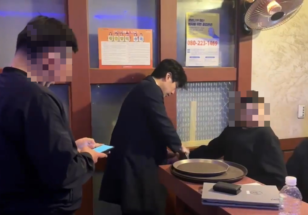 이치영 마포서 수사1과 통합수사1팀 경사가 보이스피싱 자금세탁책 D씨를 체포하는 모습. /사진제공=마포경찰서.